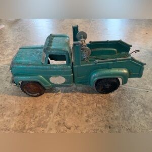 Vintage 1960’s Hubley Green Tow Truck Mighty Metal die cast Wrecker #800  In GUC